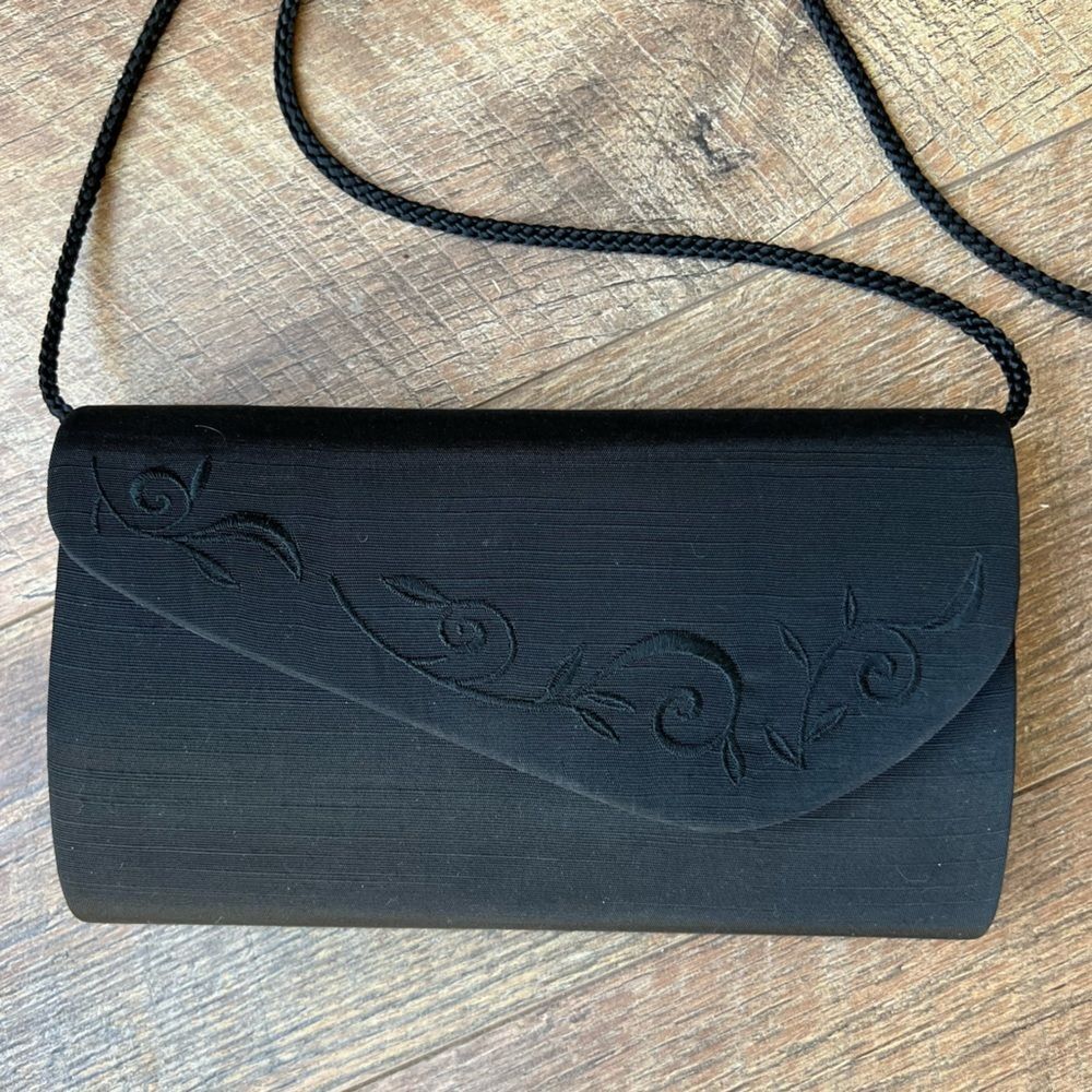 😊3/$30 Elegant Black Textured Fabric Clutch